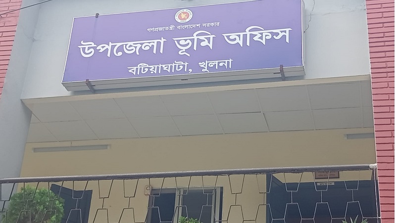 বটিয়াঘাটা ভূমি অফিসের আইডি হস্তান্তর না করায় জনদুর্ভোগ চরম আকার ধারণ করেছে 